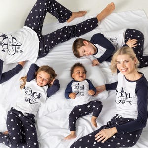 Pigiama natalizio personalizzato per la famiglia – Pigiama con monogramma a stella blu navy