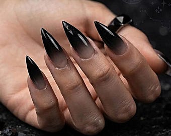 Zwarte gotische plaknagels, lange stiletto-heksennagels, donkere fantasy-nagelkunst, zwarte puntige nepnagels, gotische vampiernagels