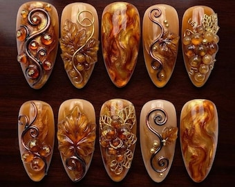 Nagels met druivenmotief in herfsttinten, Ambergouden nagels, Nagelkunst voor de herfst, Vintage oogstnagels, Bruin-oranje nagels, Handgemaakte nepnagels