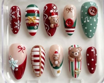 Kerstnagels, rood-groene geruite nagels, 3D teddybeer nagelkunst, gouden strik- en knoopnagels, feestelijke handgemaakte nepnagels
