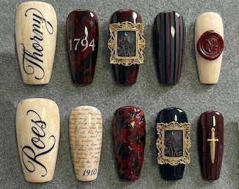 Gotische plaknagels, donkere academische nagels, bordeauxrode en zwart gestreepte nagels, vintage gouden frame kunst, vampierstijl