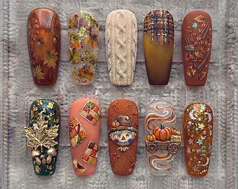 Handgemaakte, gezellige herfstnagels met plakstrips | Pompoen, esdoornbladeren, gebreide trui en vogelverschrikker | Herfstnagels in cottagecore-stijl