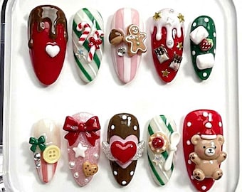 Kerstnagels, 3D peperkoek- en snoepstoknagels, rood-groen-roze nail art, schattige teddybeernagels, feestelijke handgemaakte nepnagels