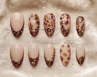Herfst esdoorn nepnagels, nagels met herfstbladeren, neutrale bruine nagels, nude herfstmanicure, Thanksgiving nagels, nagelkunst met natuurthema