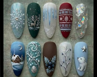 Winterse plaknagels, nagelkunst met besneeuwd bosmotief, ijsbeernagels, ijsblauwe hemelse nagels, Scandinavische kerstnagels, elegante winterse nepnagels
