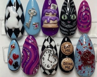 Wonderland Press On Nails | Magische fantasie nepnagels | Leuke 3D klok nepnagels | Spooky Grin Cat Tea Party nagels