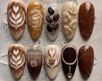 Koffiekleurige kunstnagels, Herfstbruine nagels, Koffieboonnagels, Herfstbladnagels, Gezellige neutrale kunstnagels, Handgemaakte nail art, Latte nagels