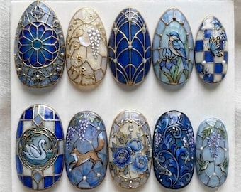 Plaknagels met glas-in-loodmotief | Nagels met blauwe vogel en bloemen | Nagels met kathedraalraammotief | Art Nouveau nagels | Vintage luxe handgemaakte nagelset