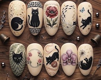 Op de afbeelding: Een set van tien amandelvormige kunstnagels met een crèmekleurige basis, voorzien van gedetailleerde illustraties van zwarte katten, bloemmotieven zoals klaprozen, rozen en orchideeën, een paardenbloem, een vlinder en een school vissen.