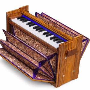 Pode incluir: Um harm&oacute;nio de madeira com um teclado de teclas brancas e pretas. O instrumento tem um fole com padr&atilde;o castanho e roxo e um detalhe azul acima das teclas. A estrutura de madeira tem um gr&atilde;o de madeira natural.