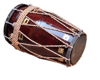 Handgemaakte Indiase dholak-drum: volksmuziekinstrument met stemsleutel en tas