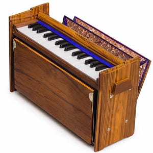 Pode incluir: Um harm&ocirc;nio de madeira com um teclado de teclas pretas e brancas. O instrumento tem um acabamento rico e quente de gr&atilde;o de madeira. Uma faixa azul adorna a parte superior das teclas. O fole &eacute; vis&iacute;vel com um tecido estampado.
