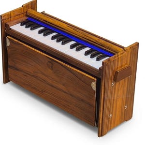 Pode incluir: Um harm&ocirc;nio de madeira com um teclado de teclas brancas e pretas. O instrumento tem um acabamento rico em gr&atilde;o de madeira marrom escuro, com um detalhe azul acima das teclas. O design &eacute; retangular e compacto.