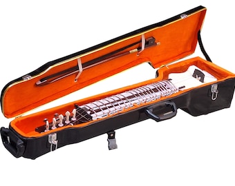Puede incluir: Un estuche negro de sitar con la tapa abierta, que revela el instrumento en su interior. El estuche tiene un interior naranja y un exterior negro. Un arco de sitar está asegurado dentro del estuche. El sitar es blanco con cuerdas plateadas.