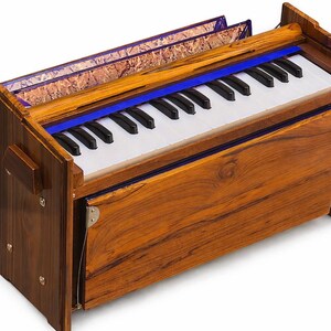 Pode incluir: Um harm&ocirc;nio de madeira com um teclado de teclas pretas e brancas. O instrumento tem um acabamento marrom rico com um detalhe azul ao longo do teclado. Os pain&eacute;is superiores s&atilde;o decorados com um design padronizado.