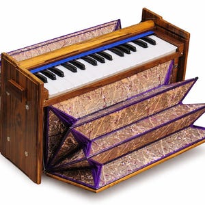 Pode incluir: Um harm&ocirc;nio de madeira com teclado, com teclas pretas e brancas. O instrumento tem um exterior decorativo estampado com acabamento roxo e um detalhe azul. O design inclui um sistema de fole dobr&aacute;vel, e a madeira tem um tom rico e escuro.