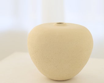 ONA - Beige Ceramic Sculptural Vase - Handmade Vase, Organic Design, Stoneware with Chamotte - 1 Piece Limited Edition Art