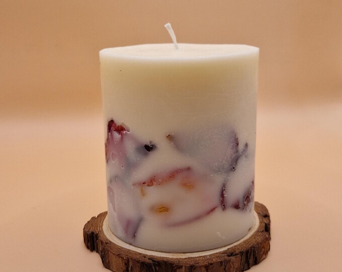 Botanical scented candle with blossoms – Soft Luxury Bloom, 300 g, hand-poured