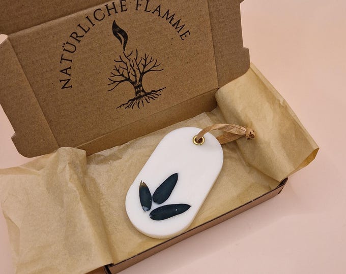 Botanical scent pendant made of soy wax – closet fragrance for wardrobes & small spaces | CLEAN WOOD CALM