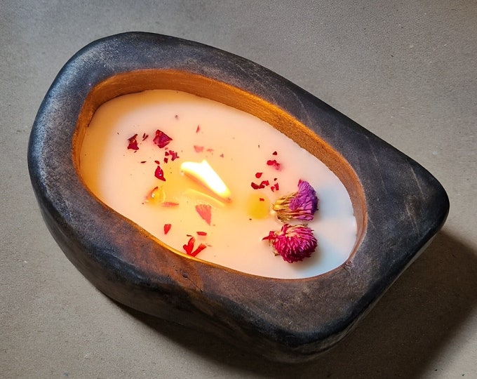 Alderwood scented candle made from soy wax with a wooden wick – hand-poured. Golden Addiction. ~160 g