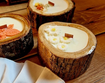 Kerzen im Holzgefäß