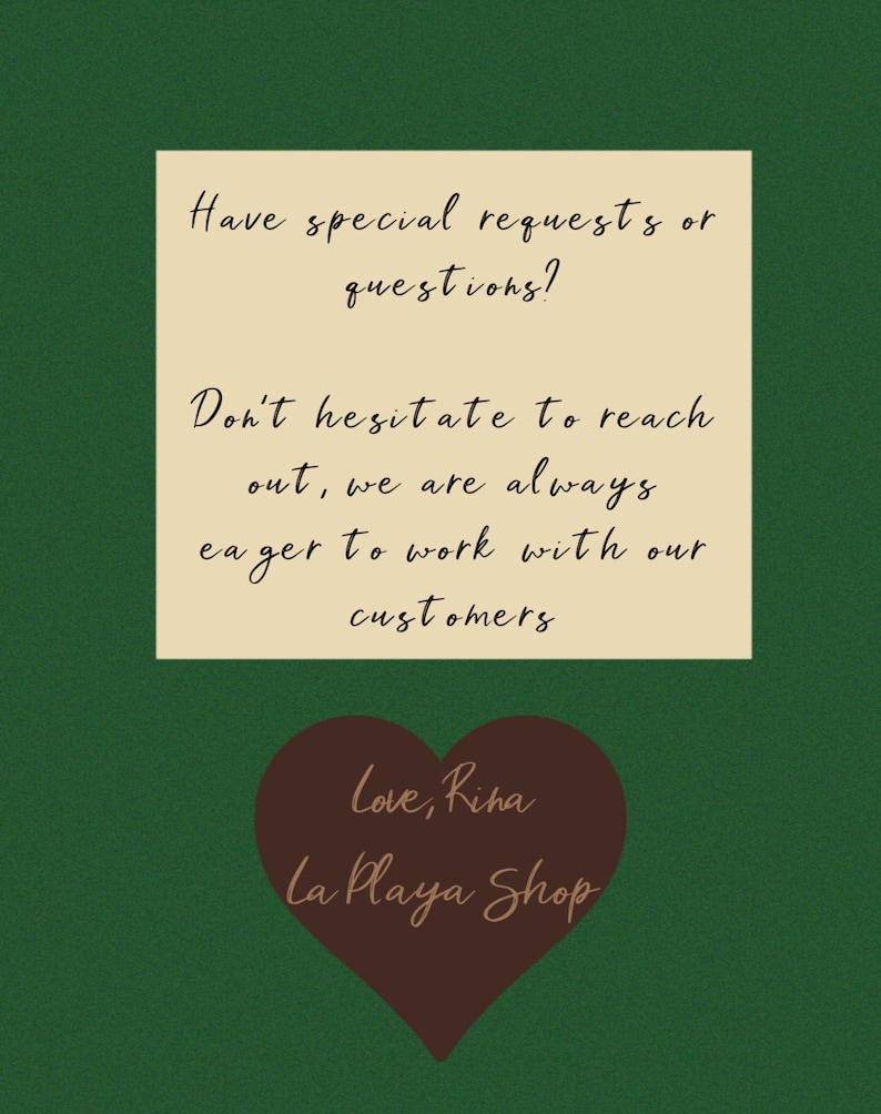 Puede incluir: Una tarjeta beige con texto verde que dice "&iquest;Tienes solicitudes especiales o preguntas? No dudes en contactarnos, siempre estamos dispuestos a trabajar con nuestros clientes. Con cari&ntilde;o, Rina La Playa Shop". La tarjeta est&aacute; sobre un fondo verde.