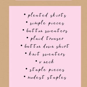 Pu&ograve; includere: Un biglietto rettangolare rosa con la scritta "Bundles Include" in alto. Sotto, un elenco di capi di abbigliamento: gonne a pieghe, pezzi semplici, maglioni con bottoni, pantaloni a quadri, camicie button-down, maglioni di maglia, scollo a V, capi basic e capi basici modesti.