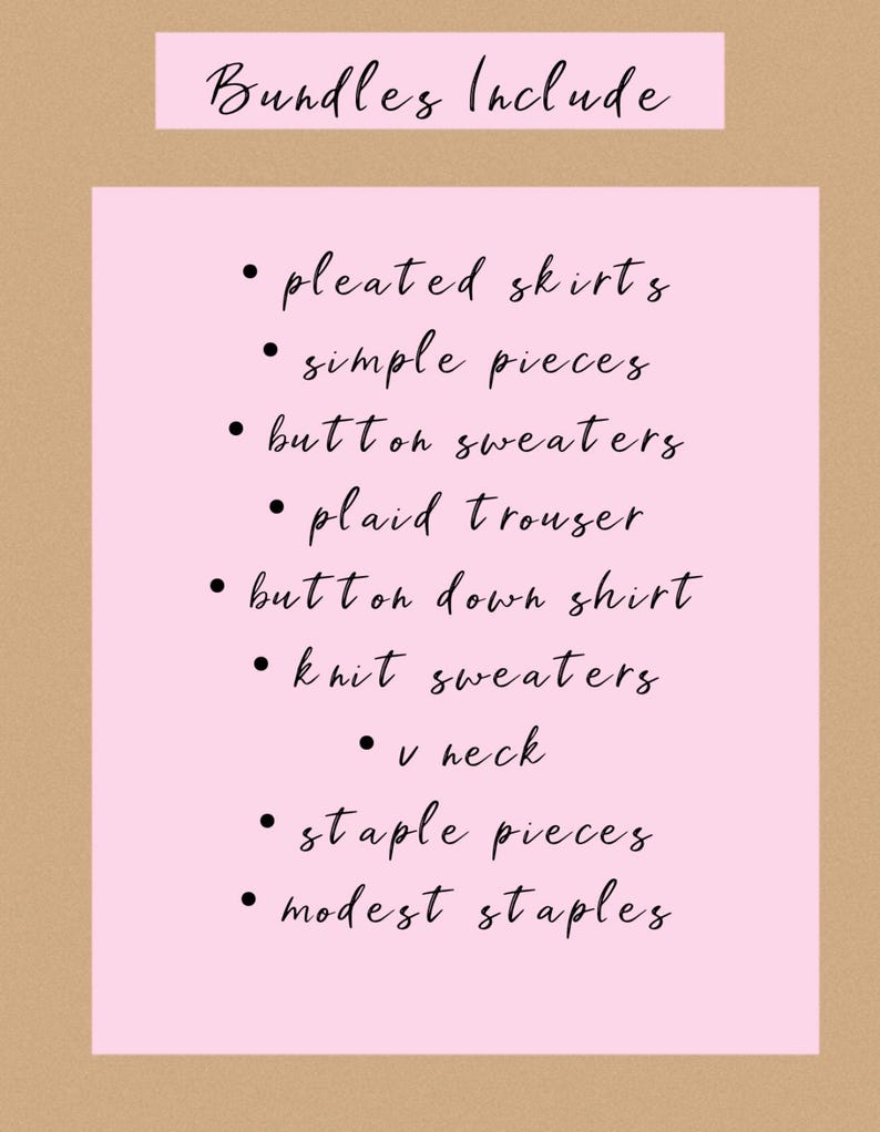 Pu&ograve; includere: Un biglietto rettangolare rosa con la scritta "Bundles Include" in alto. Sotto, un elenco di capi di abbigliamento: gonne a pieghe, pezzi semplici, maglioni con bottoni, pantaloni a quadri, camicie button-down, maglioni di maglia, scollo a V, capi basic e capi basici modesti.