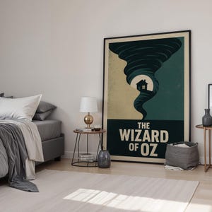 Może przedstawiać: Oprawiony plakat z wystylizowaną ilustracją tornada i domu. Tekst "THE WIZARD OF OZ" jest w białych literach na dole. Styl vintage wykorzystuje kolory takie jak turkusowy, beżowy i czarny.