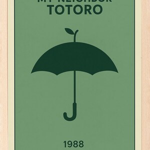 Puede incluir: Un p&oacute;ster enmarcado con el texto "MY NEIGHBOR TOTORO" y un gr&aacute;fico de paraguas verde oscuro. El a&ntilde;o "1988" est&aacute; impreso debajo. El fondo es de color verde claro.