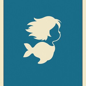 Puede incluir: Un p&oacute;ster con fondo azul y borde crema. La palabra "PONYO" est&aacute; en la parte superior. Debajo, una ilustraci&oacute;n crema de una ni&ntilde;a con cabello suelto y cola de pez. El n&uacute;mero "2008" est&aacute; en la parte inferior.