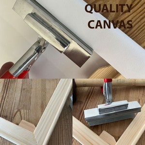 K&ouml;nnte beinhalten: Nahaufnahme eines zusammengesetzten Leinwandspannrahmens. Die Leinwand wird mit einem Werkzeug mit rotem Griff &uuml;ber den Holzrahmen gespannt. Der Text "HANDMADE PREMIUM QUALITY CANVAS" ist in der oberen rechten Ecke des Bildes sichtbar.