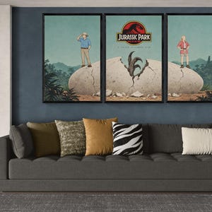 Peut inclure: Un ensemble de trois tableaux muraux sur le thème du film Jurassic Park. Les trois cadres présentent un grand œuf de dinosaure fissuré dans un paysage de jungle, avec un personnage debout sur l'œuf sur les panneaux gauche et droit, et le logo.