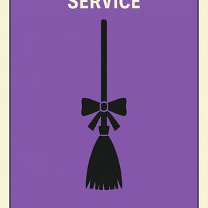 Puede incluir: Un p&oacute;ster morado con el texto "KIKI'S DELIVERY SERVICE" en blanco. Una escoba negra con un lazo est&aacute; centrada debajo del texto. La palabra "BROOM" y el a&ntilde;o "1989" est&aacute;n en la parte inferior.