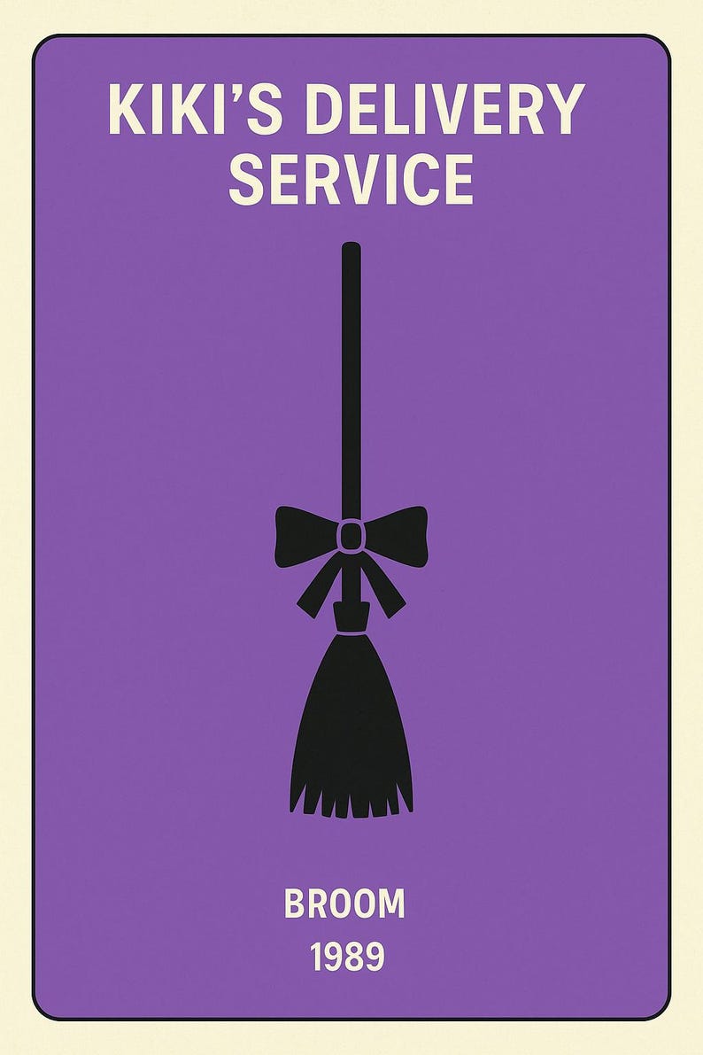 Puede incluir: Un p&oacute;ster morado con el texto "KIKI'S DELIVERY SERVICE" en blanco. Una escoba negra con un lazo est&aacute; centrada debajo del texto. La palabra "BROOM" y el a&ntilde;o "1989" est&aacute;n en la parte inferior.