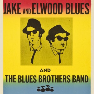 K&ouml;nnte beinhalten: Ein Vintage-Konzertplakat, das eine Vorstellung von Jake und Elwood Blues und der Blues Brothers Band bewirbt. Das Plakat zeigt einen gelben Hintergrund mit schwarzen Silhouetten der beiden Br&uuml;der, die Sonnenbrillen und Fedoras tragen. Der Text "TONIGHT ONLY" ist oben auf dem Plakat rot, und der Text "Back After 3 Years" ist unten schwarz.
