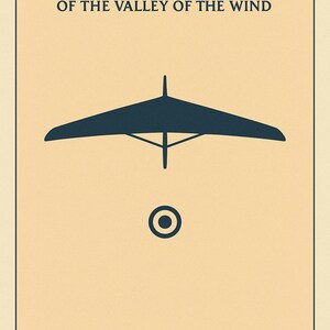 Puede incluir: Cartel beige con el texto "NAUSICA&Auml; OF THE VALLEY OF THE WIND" y el a&ntilde;o 1984. Un gr&aacute;fico azul oscuro de ala delta est&aacute; centrado, con un s&iacute;mbolo de diana debajo.