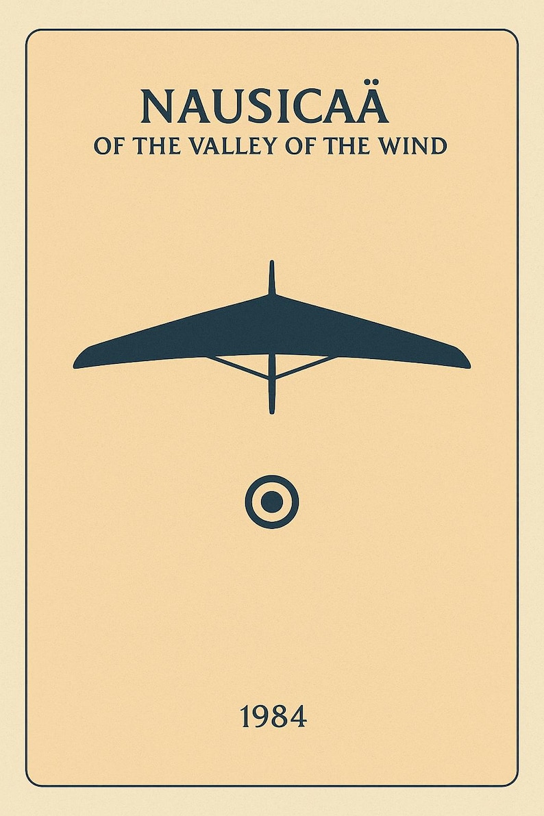 Puede incluir: Cartel beige con el texto "NAUSICA&Auml; OF THE VALLEY OF THE WIND" y el a&ntilde;o 1984. Un gr&aacute;fico azul oscuro de ala delta est&aacute; centrado, con un s&iacute;mbolo de diana debajo.