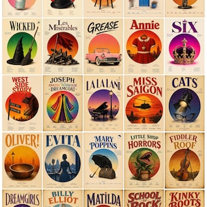 Pode incluir: Uma coleção de vinte e cinco cartazes teatrais com títulos de musicais icónicos, incluindo Hairspray, Cabaret, Chicago, Mamma Mia, Rent, Wicked, Les Misérables, Grease, Annie, Six, West Side Story, Joseph, La La Land, Miss Saigon, Cats, Oliver, Evita, Mary Poppins, Little Shop of Horrors, Fiddler on the Roof, Dreamgirls, Billy Elliot, Matilda, School of Rock e Kinky Boots, cada um exibindo ilustrações gráficas únicas.
