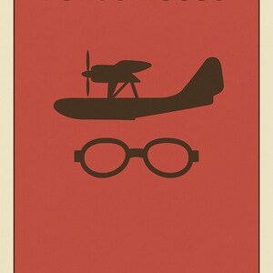 Puede incluir: P&oacute;ster con el texto "PORCO ROSSO" sobre una silueta de hidroavi&oacute;n y unas gafas. El a&ntilde;o "1992" est&aacute; impreso en la parte inferior. El fondo es rojo.