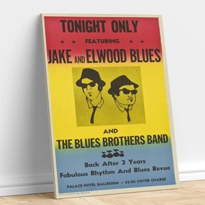K&ouml;nnte beinhalten: Ein Vintage-Konzertplakat mit gelbem Hintergrund und roten und blauen Akzenten. Das Plakat wirbt f&uuml;r ein Konzert von Jake und Elwood Blues und der Blues Brothers Band. Das Plakat zeigt eine Comic-Abbildung der beiden Br&uuml;der mit Sonnenbrillen und H&uuml;ten. Der Text auf dem Plakat lautet "Heute Abend nur", "Mit", "Jake und Elwood Blues", "Und", "The Blues Brothers Band", "Zur&uuml;ck nach 3 Jahren", "Fabulous Rhythm And Blues Revue", "Palace Hotel Ballroom", und "2,00 &euro; Eintritt".