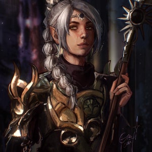 Puede incluir: Una mujer con cabello blanco y una corona se encuentra de pie sosteniendo una lanza con un diseño en forma de sol. Lleva una armadura verde oscuro y dorada con una gema verde en el pecho.