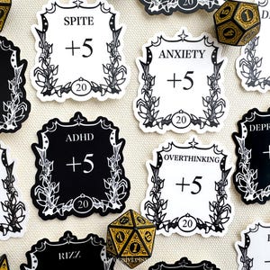 Può includere: Una collezione di adesivi in bianco e nero con parole come "ADHD +5" e "Rizz +5", insieme a dadi decorativi. Il design suggerisce un tema di gioco da tavolo, con gli adesivi probabilmente utilizzati per le meccaniche di gioco.