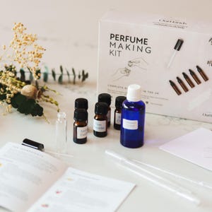 Perfume Making Kit – Create Your Signature Perfume with 5 Premium Fragrance Oils, Perfumer’s Alcohol, Reusable Glass Atomiser