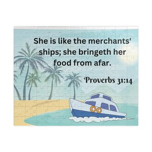 Op de afbeelding: Een legpuzzel met een strandscène met palmbomen, een boot en de tekst "She is like the merchants' ships; she bringeth her food from afar. Proverbs 31:14". De boot is blauw en wit.
