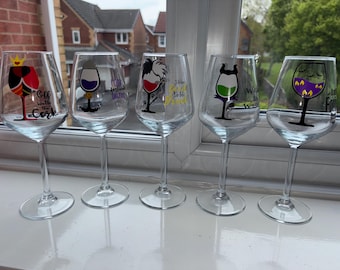 Taças de vinho inspiradas nos vilões da Disney. **GRÁTIS** um porta-copos combinando.