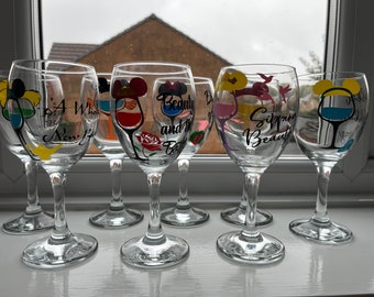 Taças de vinho inspiradas nas princesas da Disney com porta-copos combinando **GRÁTIS**.