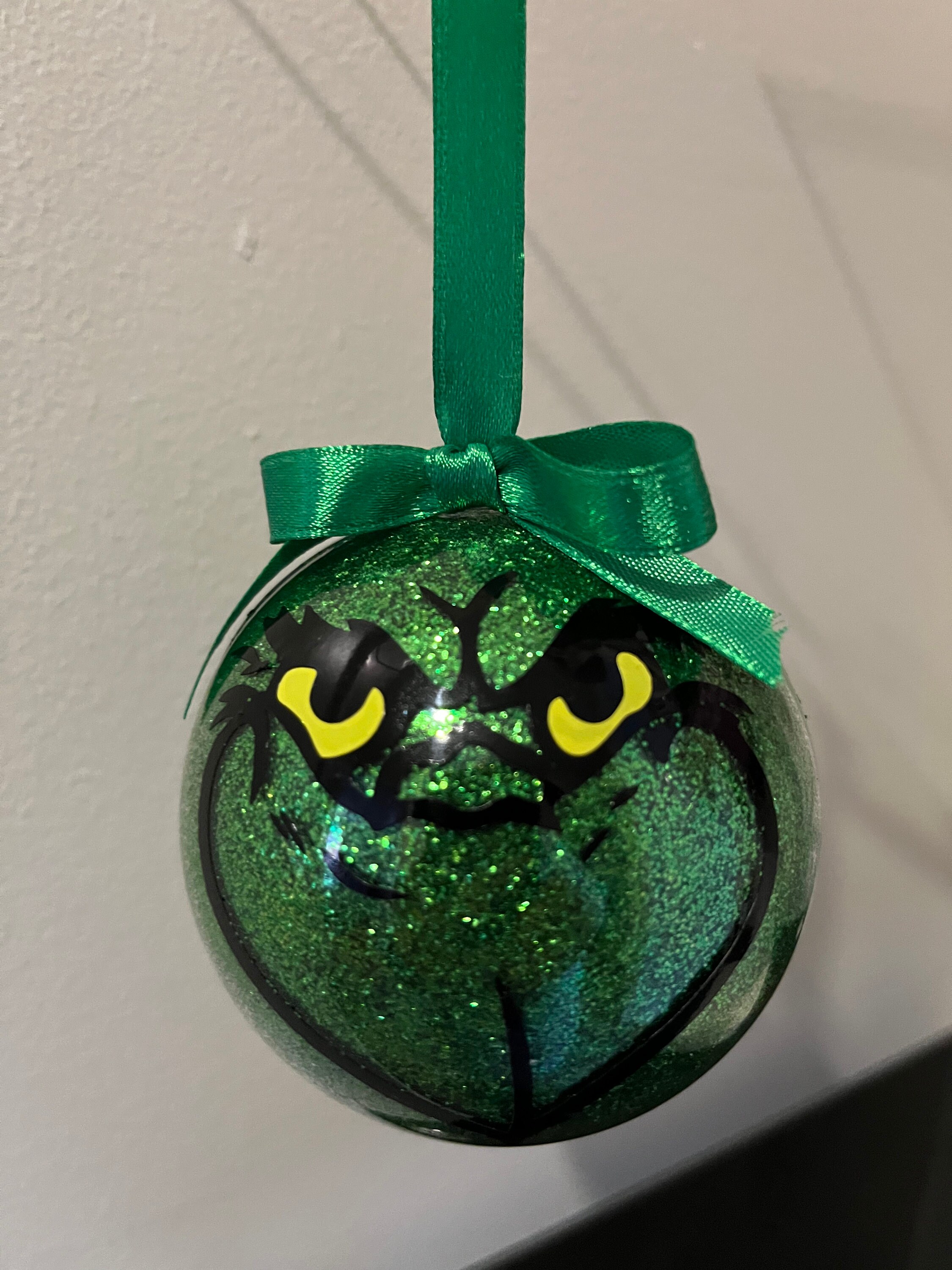 Grinch Glitzer Kugel / personalisiert