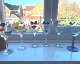 Taça de vinho com personagem inspirada na Disney