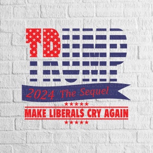 Può includere: Una grafica rosso, bianco e blu con la parola "TRUMP" in grandi lettere. Le lettere sono composte da disegni di bandiere americane. Sotto la parola "TRUMP" c'è uno striscione con il testo "2024 The Sequel". Sotto lo striscione c'è il testo "MAKE LIBERALS CRY AGAIN".